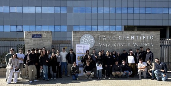 Estudiants en el parc científic UV